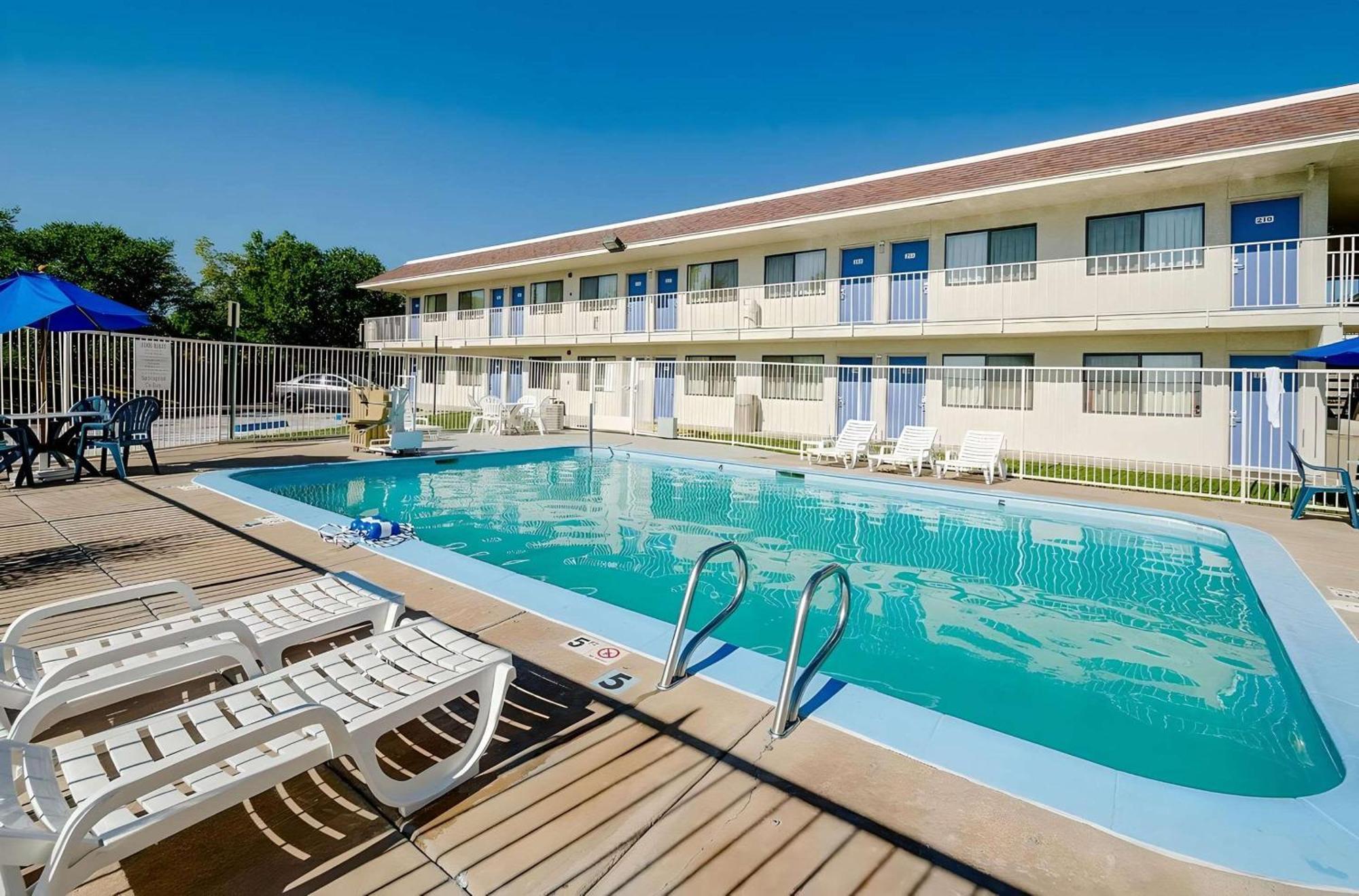 Park Inn By Radisson, Thornton Exterior photo