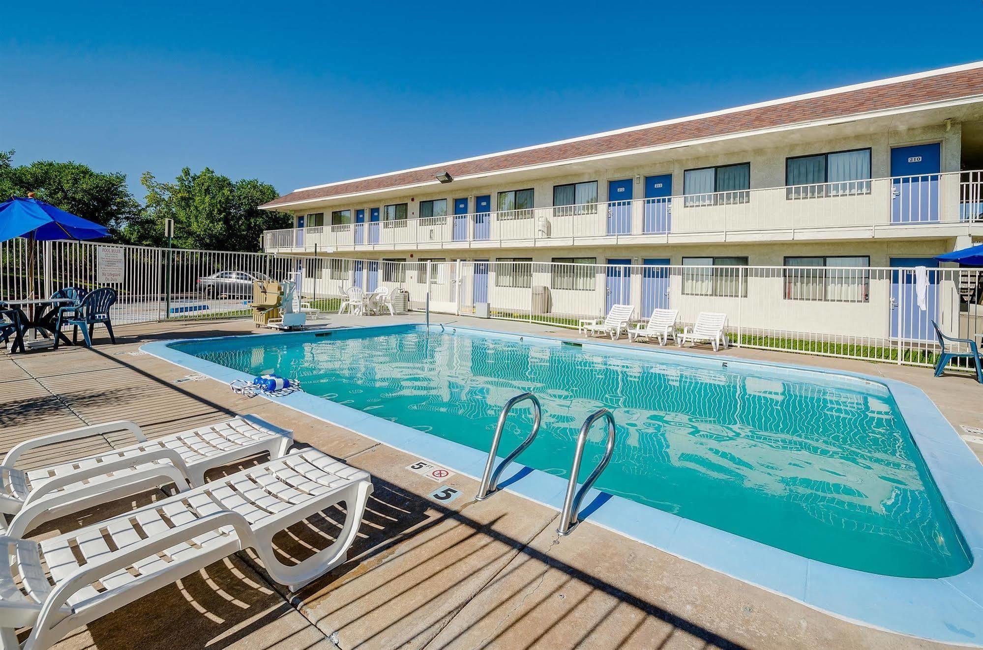 Park Inn By Radisson, Thornton Exterior photo