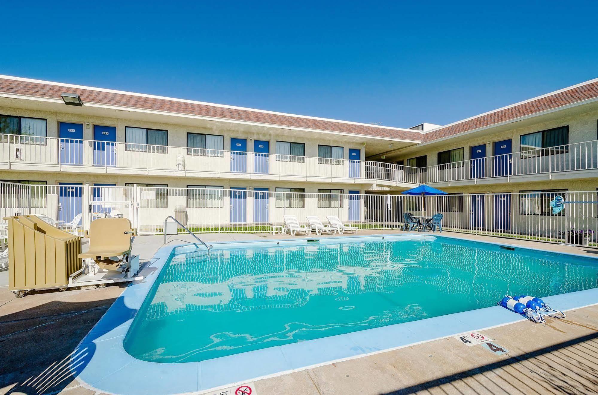 Park Inn By Radisson, Thornton Exterior photo